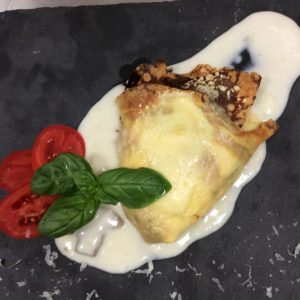 Crespelle con ricotta, pomodoro, basilico e crema di funghi