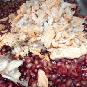 Insalata di salmone, melograno e mix verdure