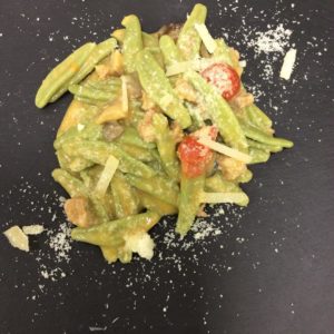 Foglie d'ulivo con pomodorini, funghi porcini e scaglie di grana