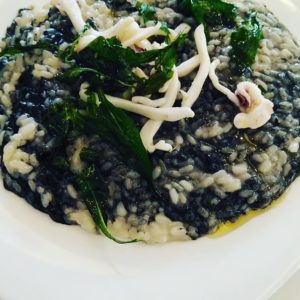 Risotto al nero di seppia e rucola croccante