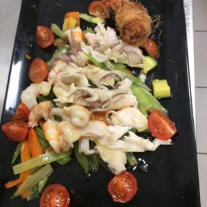 Caponata di pesce con gambero in pasta kataifi e macedonia di verdure