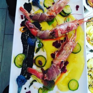 Gamberoni al forno bardati da speck e crema di patate e zucchine trifolate