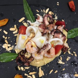 Insalata di mare con pure di fave e polvere di tarallo