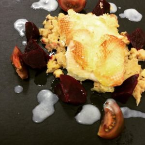 Filetto di orata in crosta di patate, barbabietole e pomodori
