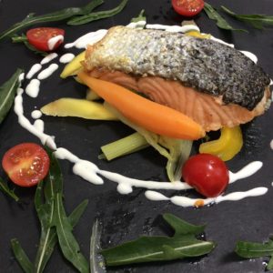 Darna di salmone con macedonia di frutta e verdura