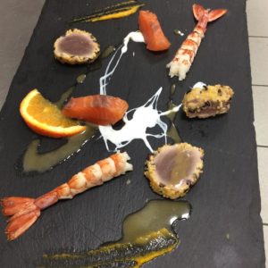Trittico con code di gambero al vapore, salmone marinati tartare di tonno e salsa allo yogurt