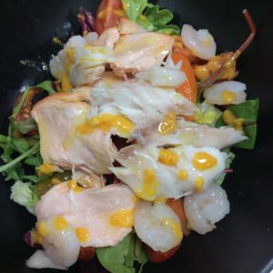 Insalata con gambertti, salmone e merluzzo