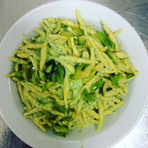 Pasta fresca con pesto di mandorle e zucchine