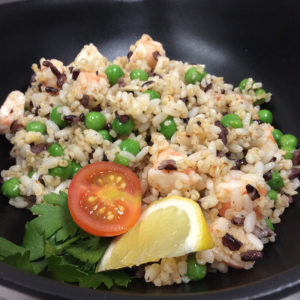 Insalata mix di riso e bulgur con curry gamberi e piselli